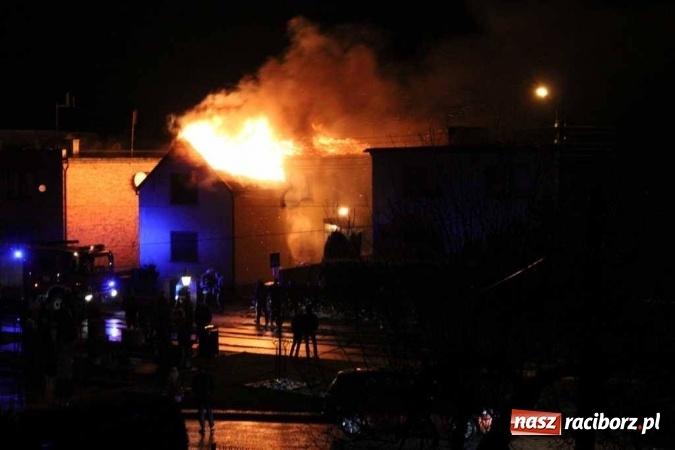 Zdjęcie w galerii na portalu naszraciborz.pl: Dach domu w Tworkowie cały stanął w ogniu. Tak to wyglądało na początku akcji WIDEO wiadomości z regionu