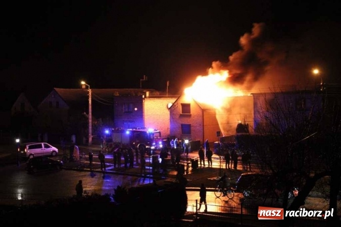 Zdjęcie w galerii na portalu naszraciborz.pl: Dach domu w Tworkowie cały stanął w ogniu. Tak to wyglądało na początku akcji WIDEO wiadomości z regionu