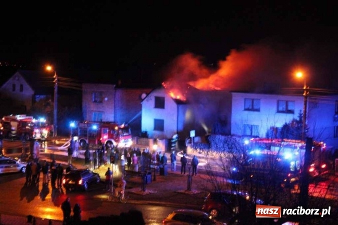 Zdjęcie w galerii na portalu naszraciborz.pl: Dach domu w Tworkowie cały stanął w ogniu. Tak to wyglądało na początku akcji WIDEO wiadomości z regionu