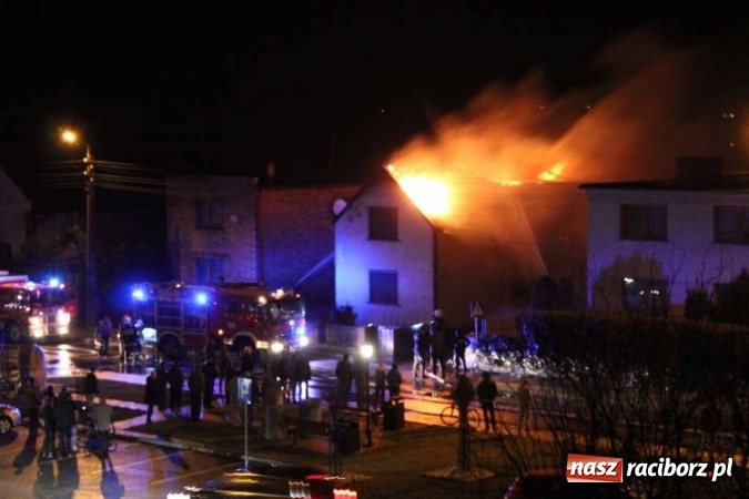 Zdjęcie w galerii na portalu naszraciborz.pl: Dach domu w Tworkowie cały stanął w ogniu. Tak to wyglądało na początku akcji WIDEO wiadomości z regionu