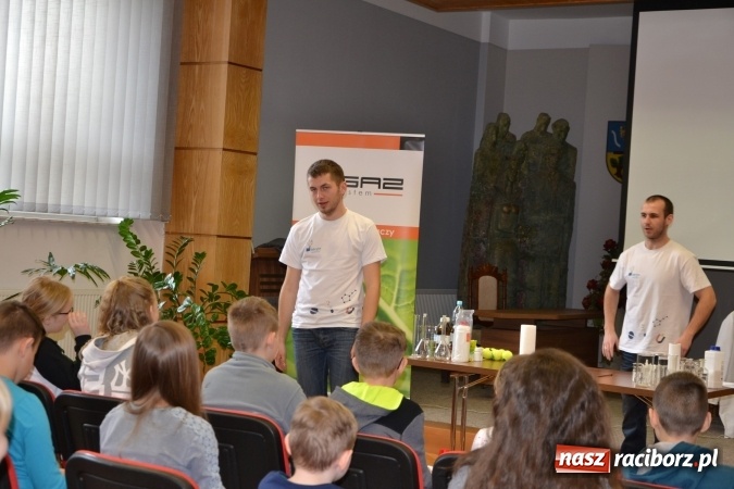 Zdjęcie w galerii na portalu naszraciborz.pl: Ciało stałe, ciecz czy gaz? Zajęcia na Krzyżanowickim Uniwersytecie Dziecięcym  wiadomości z regionu