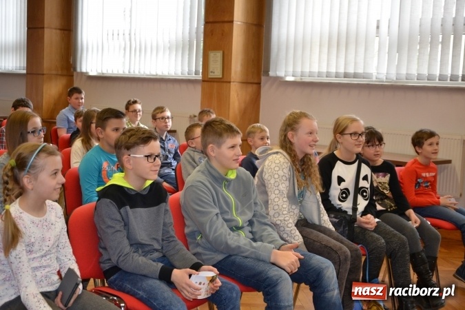 Zdjęcie w galerii na portalu naszraciborz.pl: Ciało stałe, ciecz czy gaz? Zajęcia na Krzyżanowickim Uniwersytecie Dziecięcym  wiadomości z regionu