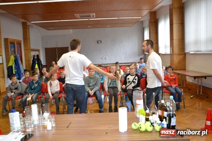 Zdjęcie w galerii na portalu naszraciborz.pl: Ciało stałe, ciecz czy gaz? Zajęcia na Krzyżanowickim Uniwersytecie Dziecięcym  wiadomości z regionu