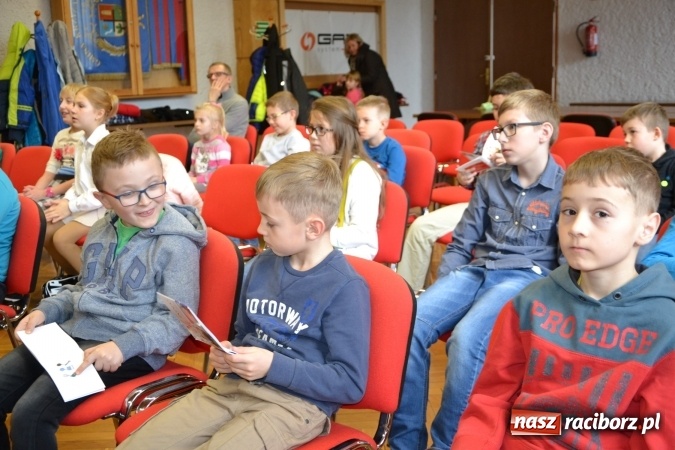 Zdjęcie w galerii na portalu naszraciborz.pl: Ciało stałe, ciecz czy gaz? Zajęcia na Krzyżanowickim Uniwersytecie Dziecięcym  wiadomości z regionu