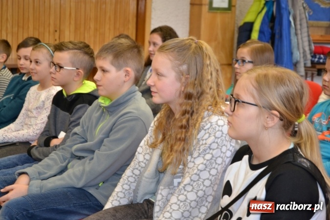 Zdjęcie w galerii na portalu naszraciborz.pl: Ciało stałe, ciecz czy gaz? Zajęcia na Krzyżanowickim Uniwersytecie Dziecięcym  wiadomości z regionu