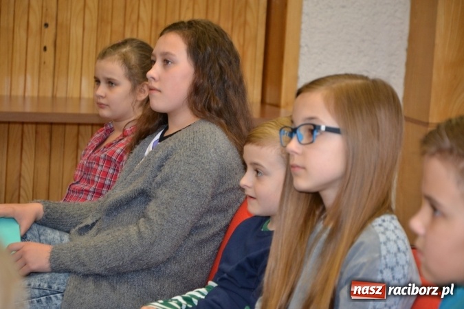 Zdjęcie w galerii na portalu naszraciborz.pl: Ciało stałe, ciecz czy gaz? Zajęcia na Krzyżanowickim Uniwersytecie Dziecięcym  wiadomości z regionu