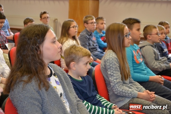 Zdjęcie w galerii na portalu naszraciborz.pl: Ciało stałe, ciecz czy gaz? Zajęcia na Krzyżanowickim Uniwersytecie Dziecięcym  wiadomości z regionu