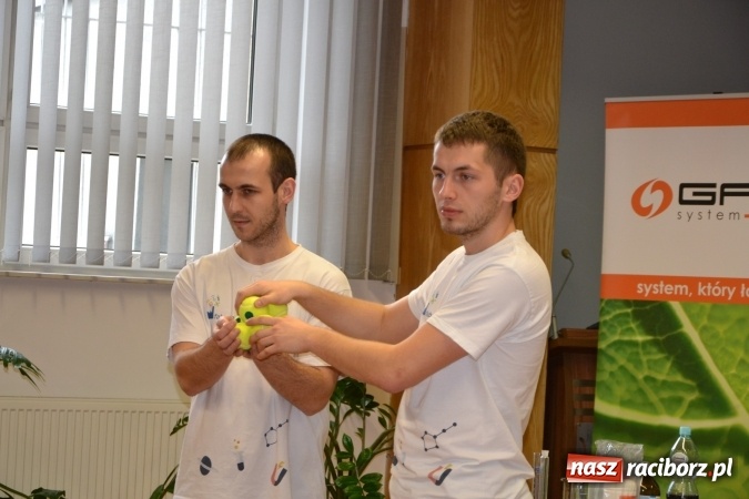 Zdjęcie w galerii na portalu naszraciborz.pl: Ciało stałe, ciecz czy gaz? Zajęcia na Krzyżanowickim Uniwersytecie Dziecięcym  wiadomości z regionu