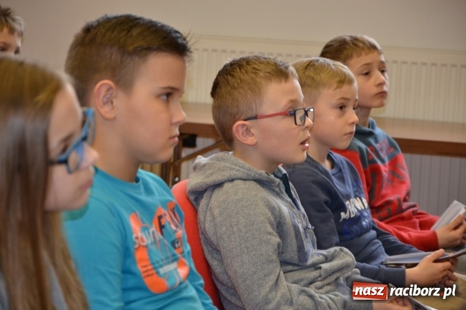 Zdjęcie w galerii na portalu naszraciborz.pl: Ciało stałe, ciecz czy gaz? Zajęcia na Krzyżanowickim Uniwersytecie Dziecięcym  wiadomości z regionu