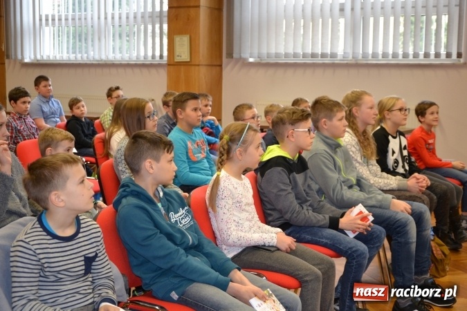 Zdjęcie w galerii na portalu naszraciborz.pl: Ciało stałe, ciecz czy gaz? Zajęcia na Krzyżanowickim Uniwersytecie Dziecięcym  wiadomości z regionu