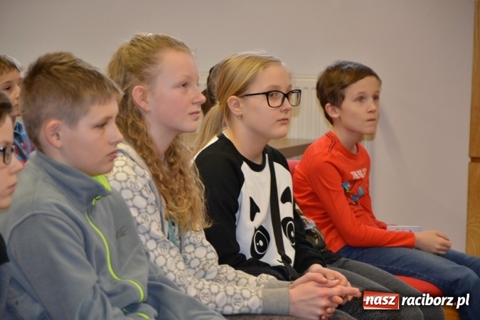 Zdjęcie w galerii na portalu naszraciborz.pl: Ciało stałe, ciecz czy gaz? Zajęcia na Krzyżanowickim Uniwersytecie Dziecięcym  wiadomości z regionu