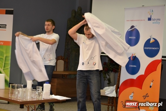 Zdjęcie w galerii na portalu naszraciborz.pl: Ciało stałe, ciecz czy gaz? Zajęcia na Krzyżanowickim Uniwersytecie Dziecięcym  wiadomości z regionu