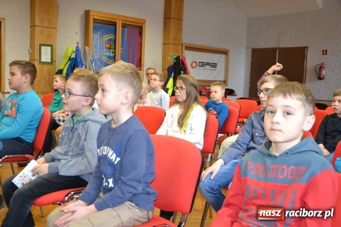 Zdjęcie w galerii na portalu naszraciborz.pl: Ciało stałe, ciecz czy gaz? Zajęcia na Krzyżanowickim Uniwersytecie Dziecięcym  wiadomości z regionu