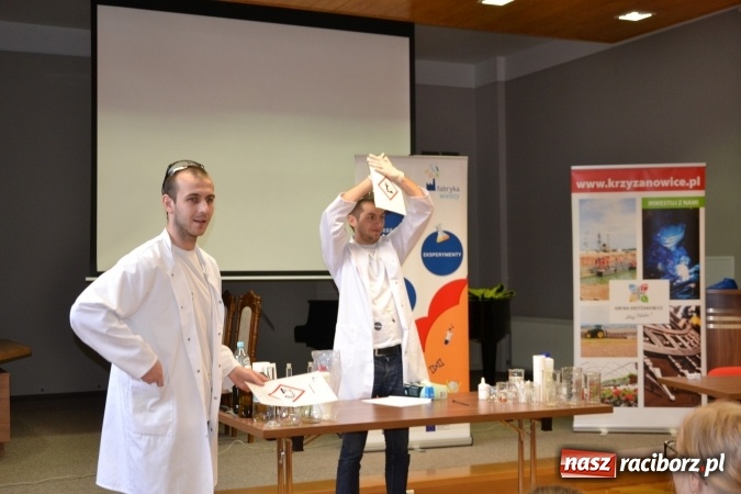 Zdjęcie w galerii na portalu naszraciborz.pl: Ciało stałe, ciecz czy gaz? Zajęcia na Krzyżanowickim Uniwersytecie Dziecięcym  wiadomości z regionu