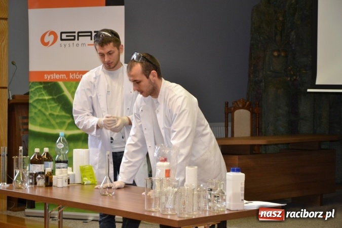 Zdjęcie w galerii na portalu naszraciborz.pl: Ciało stałe, ciecz czy gaz? Zajęcia na Krzyżanowickim Uniwersytecie Dziecięcym  wiadomości z regionu