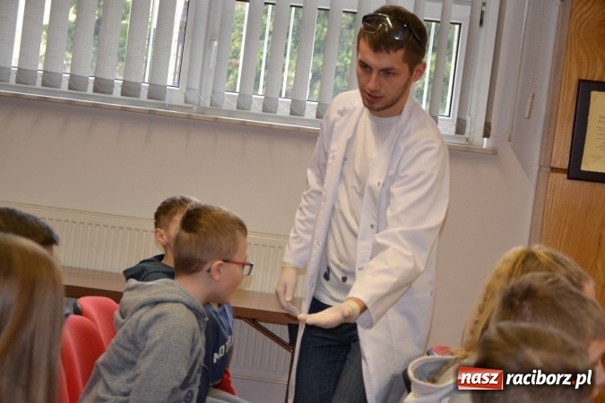 Zdjęcie w galerii na portalu naszraciborz.pl: Ciało stałe, ciecz czy gaz? Zajęcia na Krzyżanowickim Uniwersytecie Dziecięcym  wiadomości z regionu