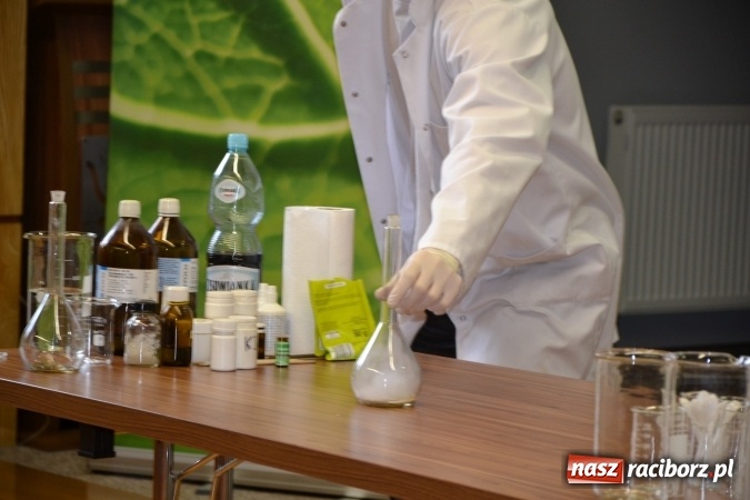 Zdjęcie w galerii na portalu naszraciborz.pl: Ciało stałe, ciecz czy gaz? Zajęcia na Krzyżanowickim Uniwersytecie Dziecięcym  wiadomości z regionu