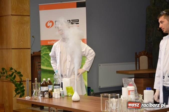 Zdjęcie w galerii na portalu naszraciborz.pl: Ciało stałe, ciecz czy gaz? Zajęcia na Krzyżanowickim Uniwersytecie Dziecięcym  wiadomości z regionu