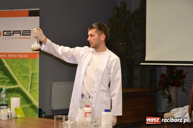 Zdjęcie w galerii na portalu naszraciborz.pl: Ciało stałe, ciecz czy gaz? Zajęcia na Krzyżanowickim Uniwersytecie Dziecięcym  wiadomości z regionu