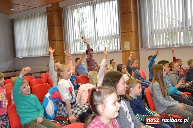 Zdjęcie w galerii na portalu naszraciborz.pl: Ciało stałe, ciecz czy gaz? Zajęcia na Krzyżanowickim Uniwersytecie Dziecięcym  wiadomości z regionu