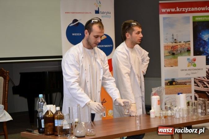 Zdjęcie w galerii na portalu naszraciborz.pl: Ciało stałe, ciecz czy gaz? Zajęcia na Krzyżanowickim Uniwersytecie Dziecięcym  wiadomości z regionu