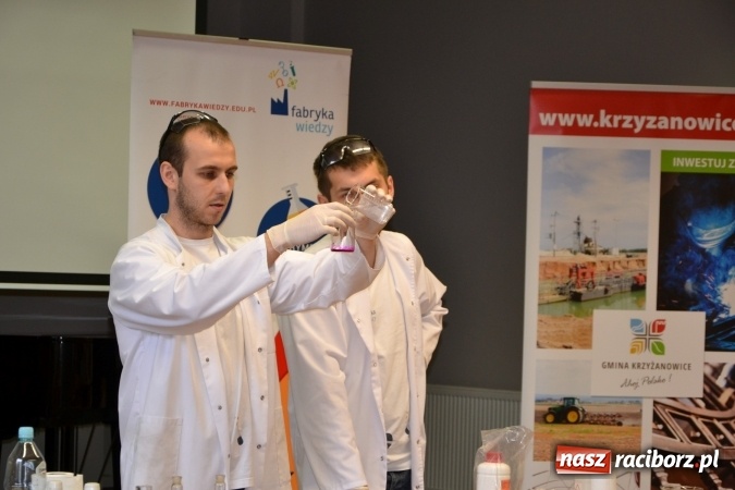 Zdjęcie w galerii na portalu naszraciborz.pl: Ciało stałe, ciecz czy gaz? Zajęcia na Krzyżanowickim Uniwersytecie Dziecięcym  wiadomości z regionu