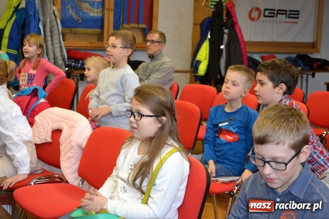 Zdjęcie w galerii na portalu naszraciborz.pl: Ciało stałe, ciecz czy gaz? Zajęcia na Krzyżanowickim Uniwersytecie Dziecięcym  wiadomości z regionu