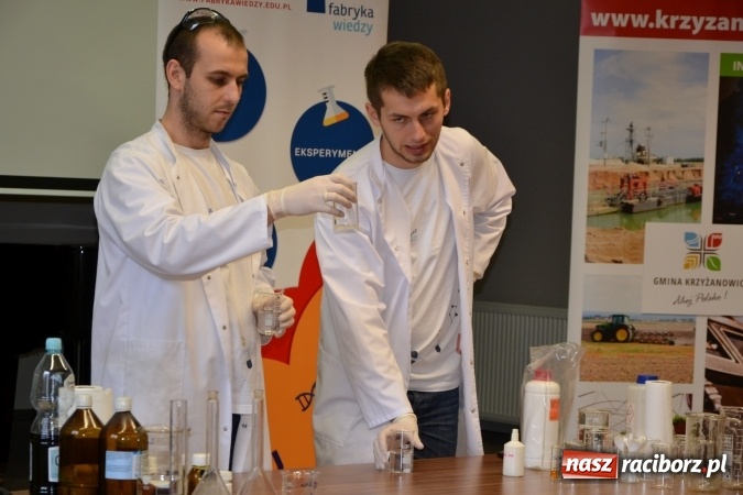 Zdjęcie w galerii na portalu naszraciborz.pl: Ciało stałe, ciecz czy gaz? Zajęcia na Krzyżanowickim Uniwersytecie Dziecięcym  wiadomości z regionu