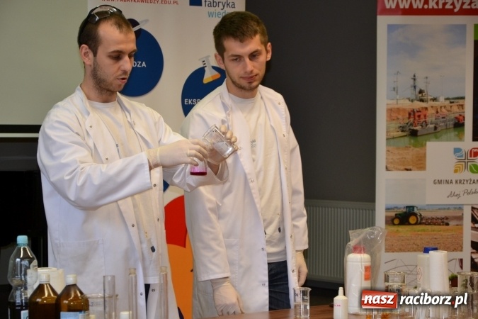 Zdjęcie w galerii na portalu naszraciborz.pl: Ciało stałe, ciecz czy gaz? Zajęcia na Krzyżanowickim Uniwersytecie Dziecięcym  wiadomości z regionu