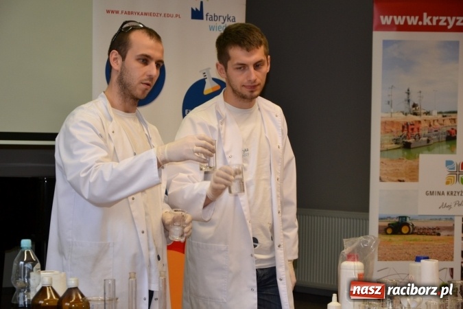 Zdjęcie w galerii na portalu naszraciborz.pl: Ciało stałe, ciecz czy gaz? Zajęcia na Krzyżanowickim Uniwersytecie Dziecięcym  wiadomości z regionu