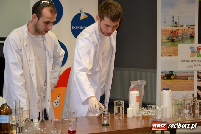 Zdjęcie w galerii na portalu naszraciborz.pl: Ciało stałe, ciecz czy gaz? Zajęcia na Krzyżanowickim Uniwersytecie Dziecięcym  wiadomości z regionu