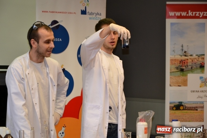 Zdjęcie w galerii na portalu naszraciborz.pl: Ciało stałe, ciecz czy gaz? Zajęcia na Krzyżanowickim Uniwersytecie Dziecięcym  wiadomości z regionu