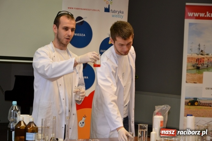 Zdjęcie w galerii na portalu naszraciborz.pl: Ciało stałe, ciecz czy gaz? Zajęcia na Krzyżanowickim Uniwersytecie Dziecięcym  wiadomości z regionu