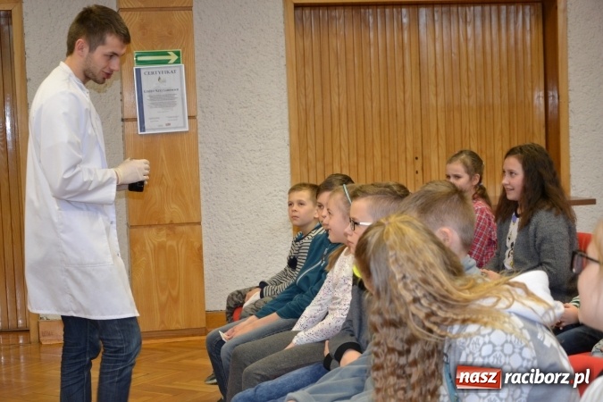 Zdjęcie w galerii na portalu naszraciborz.pl: Ciało stałe, ciecz czy gaz? Zajęcia na Krzyżanowickim Uniwersytecie Dziecięcym  wiadomości z regionu