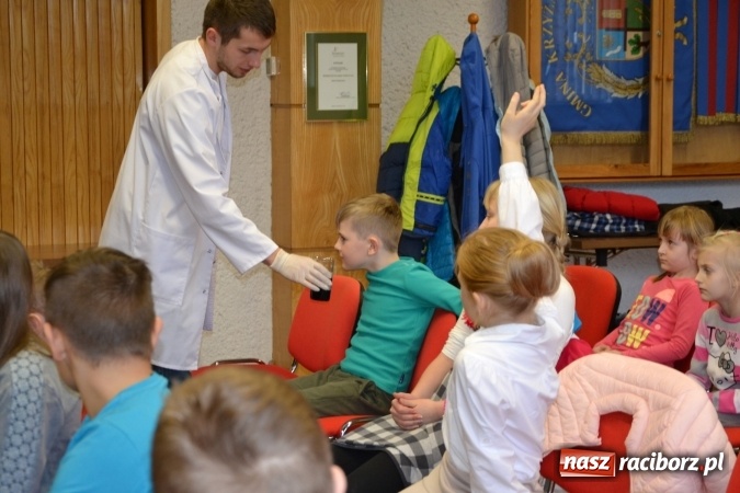 Zdjęcie w galerii na portalu naszraciborz.pl: Ciało stałe, ciecz czy gaz? Zajęcia na Krzyżanowickim Uniwersytecie Dziecięcym  wiadomości z regionu