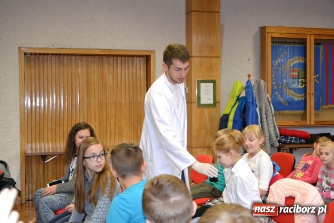 Zdjęcie w galerii na portalu naszraciborz.pl: Ciało stałe, ciecz czy gaz? Zajęcia na Krzyżanowickim Uniwersytecie Dziecięcym  wiadomości z regionu