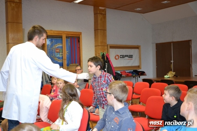 Zdjęcie w galerii na portalu naszraciborz.pl: Ciało stałe, ciecz czy gaz? Zajęcia na Krzyżanowickim Uniwersytecie Dziecięcym  wiadomości z regionu