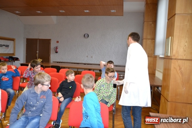 Zdjęcie w galerii na portalu naszraciborz.pl: Ciało stałe, ciecz czy gaz? Zajęcia na Krzyżanowickim Uniwersytecie Dziecięcym  wiadomości z regionu