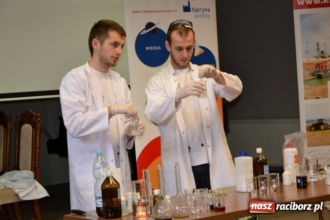 Zdjęcie w galerii na portalu naszraciborz.pl: Ciało stałe, ciecz czy gaz? Zajęcia na Krzyżanowickim Uniwersytecie Dziecięcym  wiadomości z regionu