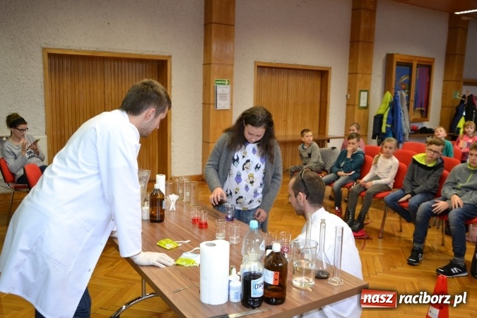 Zdjęcie w galerii na portalu naszraciborz.pl: Ciało stałe, ciecz czy gaz? Zajęcia na Krzyżanowickim Uniwersytecie Dziecięcym  wiadomości z regionu