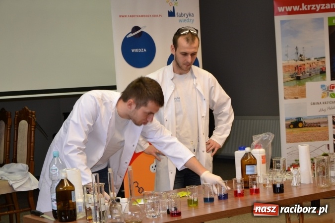 Zdjęcie w galerii na portalu naszraciborz.pl: Ciało stałe, ciecz czy gaz? Zajęcia na Krzyżanowickim Uniwersytecie Dziecięcym  wiadomości z regionu