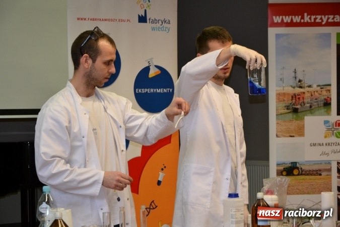 Zdjęcie w galerii na portalu naszraciborz.pl: Ciało stałe, ciecz czy gaz? Zajęcia na Krzyżanowickim Uniwersytecie Dziecięcym  wiadomości z regionu