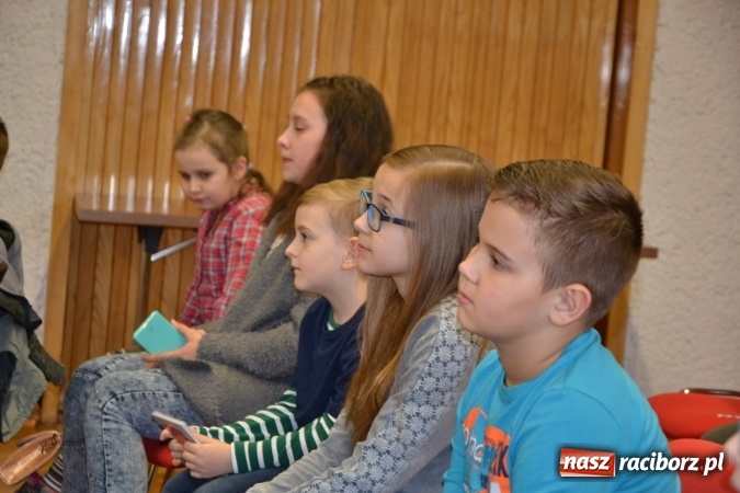 Zdjęcie w galerii na portalu naszraciborz.pl: Ciało stałe, ciecz czy gaz? Zajęcia na Krzyżanowickim Uniwersytecie Dziecięcym  wiadomości z regionu