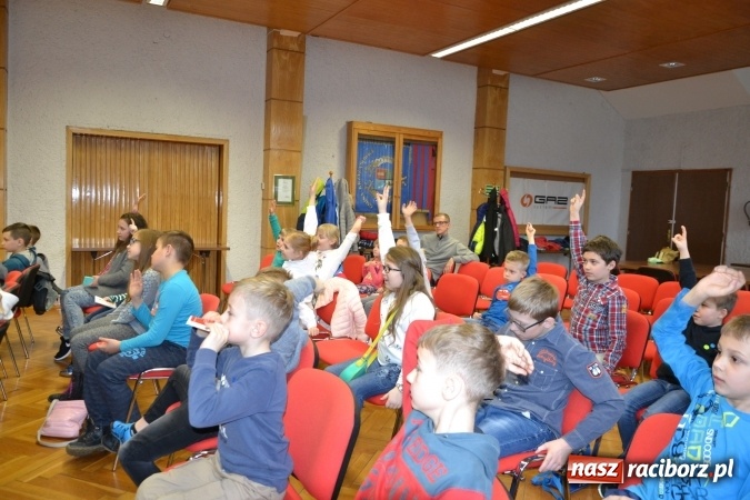 Zdjęcie w galerii na portalu naszraciborz.pl: Ciało stałe, ciecz czy gaz? Zajęcia na Krzyżanowickim Uniwersytecie Dziecięcym  wiadomości z regionu