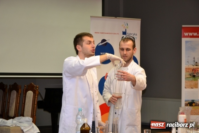 Zdjęcie w galerii na portalu naszraciborz.pl: Ciało stałe, ciecz czy gaz? Zajęcia na Krzyżanowickim Uniwersytecie Dziecięcym  wiadomości z regionu