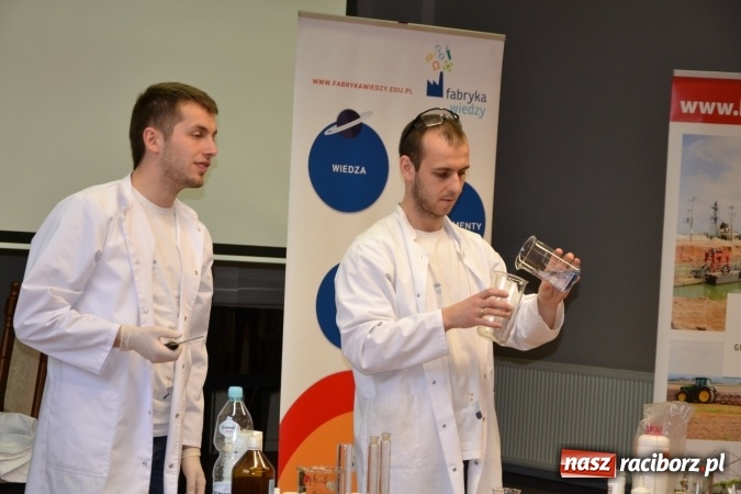 Zdjęcie w galerii na portalu naszraciborz.pl: Ciało stałe, ciecz czy gaz? Zajęcia na Krzyżanowickim Uniwersytecie Dziecięcym  wiadomości z regionu