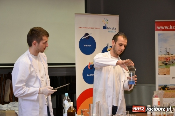 Zdjęcie w galerii na portalu naszraciborz.pl: Ciało stałe, ciecz czy gaz? Zajęcia na Krzyżanowickim Uniwersytecie Dziecięcym  wiadomości z regionu