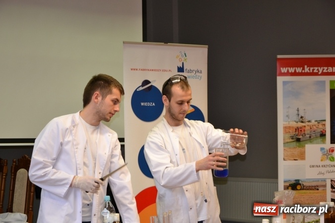 Zdjęcie w galerii na portalu naszraciborz.pl: Ciało stałe, ciecz czy gaz? Zajęcia na Krzyżanowickim Uniwersytecie Dziecięcym  wiadomości z regionu