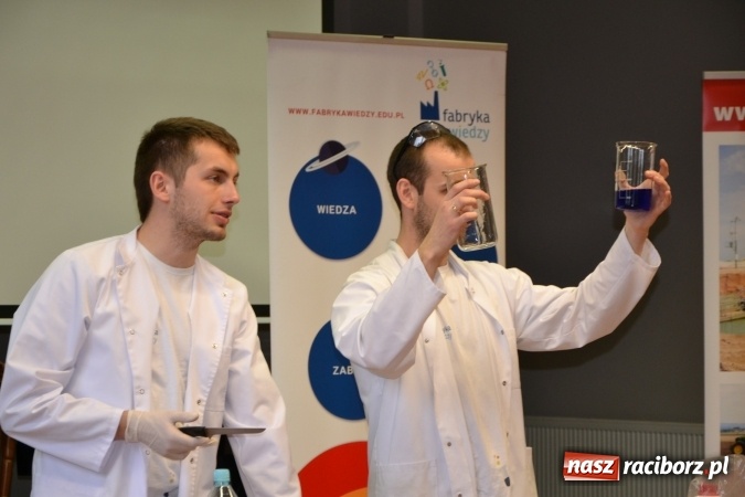 Zdjęcie w galerii na portalu naszraciborz.pl: Ciało stałe, ciecz czy gaz? Zajęcia na Krzyżanowickim Uniwersytecie Dziecięcym  wiadomości z regionu