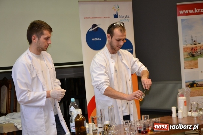 Zdjęcie w galerii na portalu naszraciborz.pl: Ciało stałe, ciecz czy gaz? Zajęcia na Krzyżanowickim Uniwersytecie Dziecięcym  wiadomości z regionu